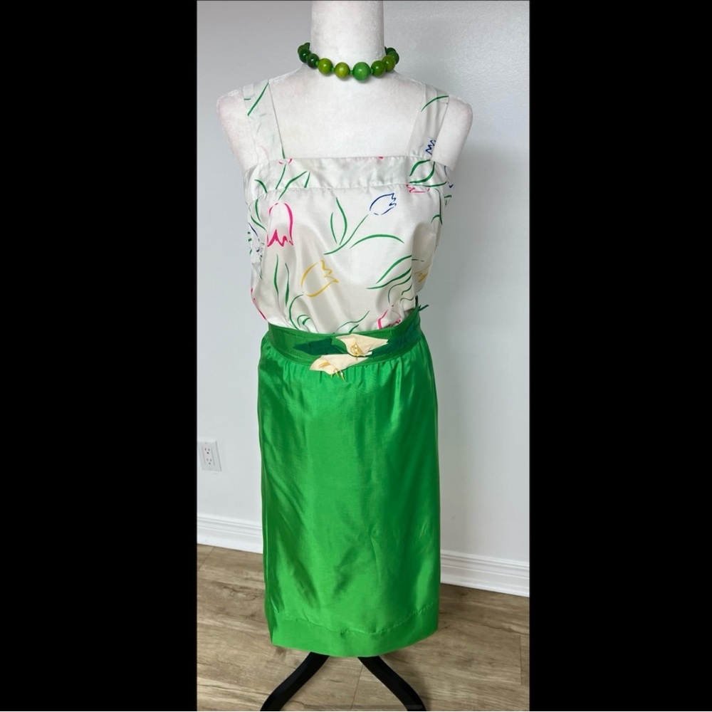 Vintage Green Satin Midi Skirt w Floral Top & Statement Belt – 60s Inspired - Picture 11 of 16